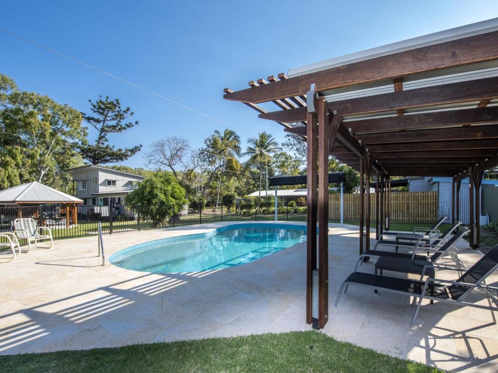 een zwembad met een pergola en een patio bij Kooyong Apartment 6 in Arcadia