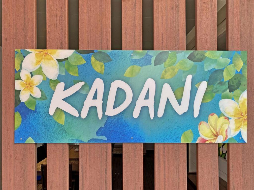 Un cartel que dice Zealani colgado en una valla en Kadani, en Picnic Bay