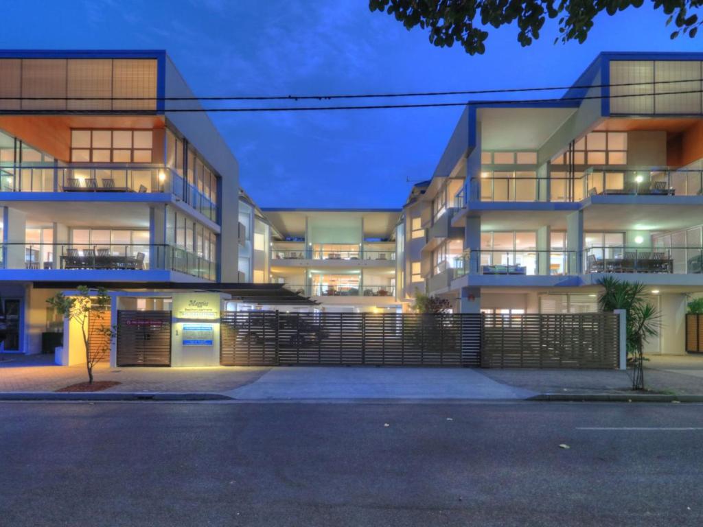 una calle vacía delante de un edificio por la noche en Maggies Beachfront Apartment 10, en Horseshoe Bay