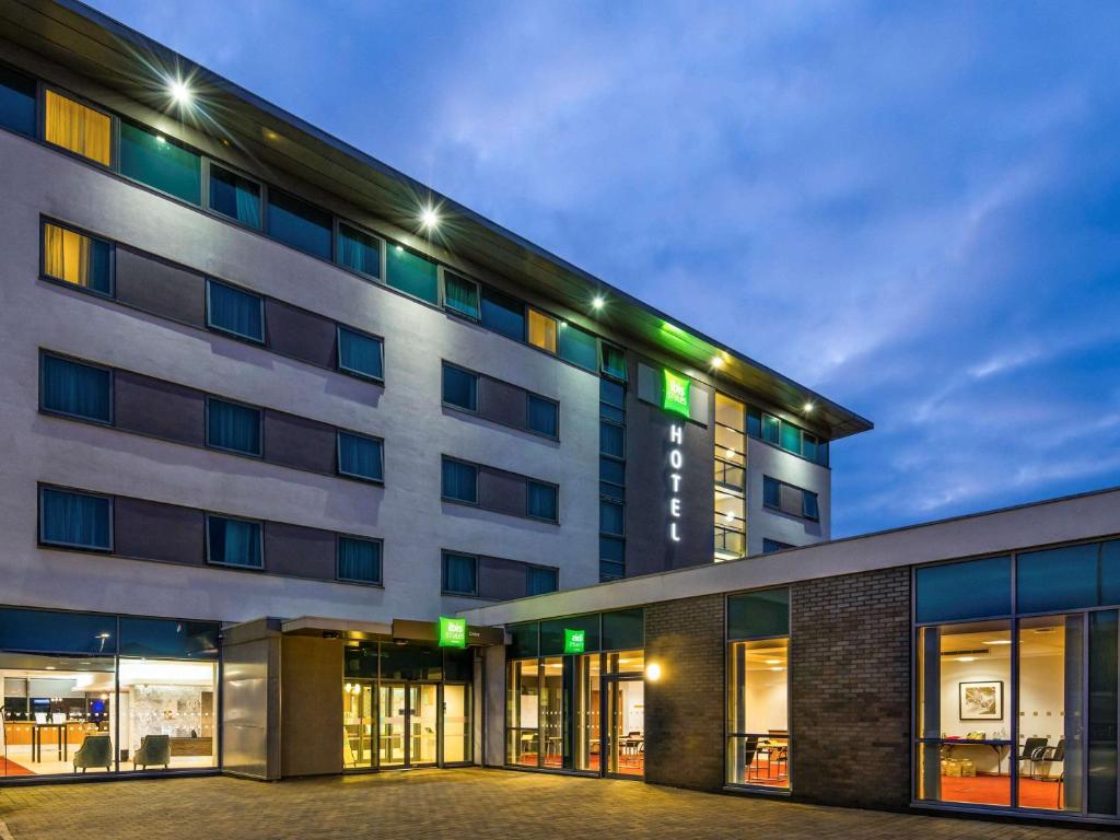 una representación de un edificio de hotel por la noche en ibis Styles Crewe en Crewe