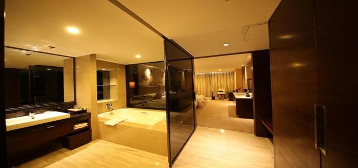 a bathroom with two sinks and a bath tub at Huai'an Jinling Hotel in Huai'an