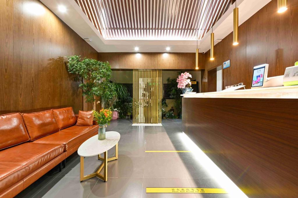 Vstupní hala nebo recepce v ubytování Xingshe Alley Courtyard Hotel Beijing Wangfujing Forbidden City Branch - Breakfast included & English speaking reception & Free WiFi and Laundry room & Hutong Culture & Cat-keeping & Flower-growing Terrace & One day tour service & Free coffee