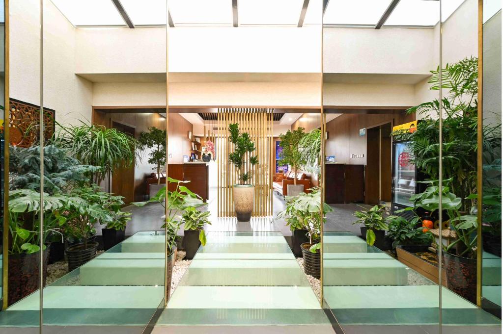 Zahrada ubytování Xingshe Alley Courtyard Hotel Beijing Wangfujing Forbidden City Branch - Breakfast included & English speaking reception & Free WiFi and Laundry room & Hutong Culture & Cat-keeping & Flower-growing Terrace & One day tour service & Free coffee