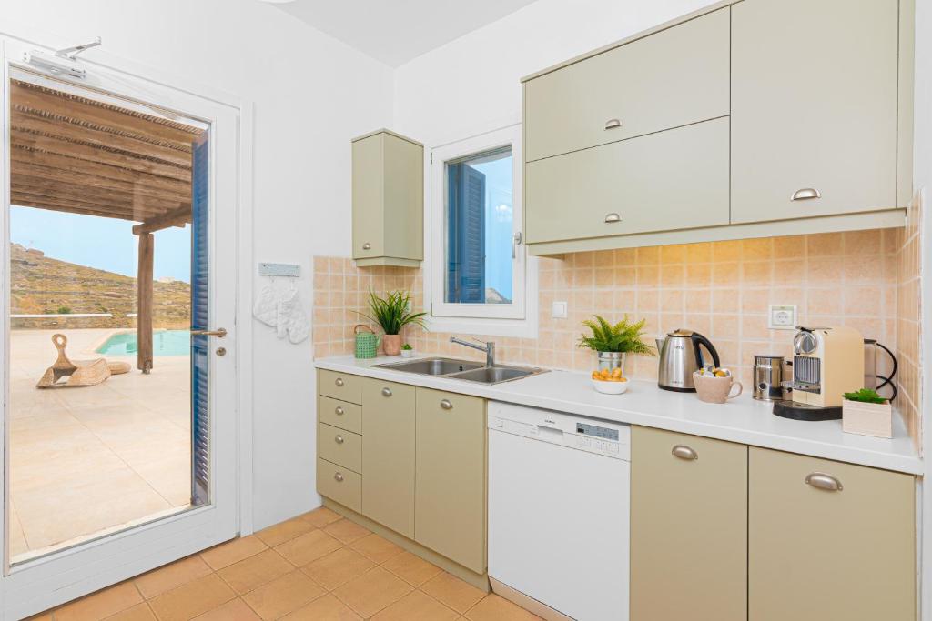 Kuchyňa alebo kuchynka v ubytovaní Tranquil Villas by Whitelist Mykonos