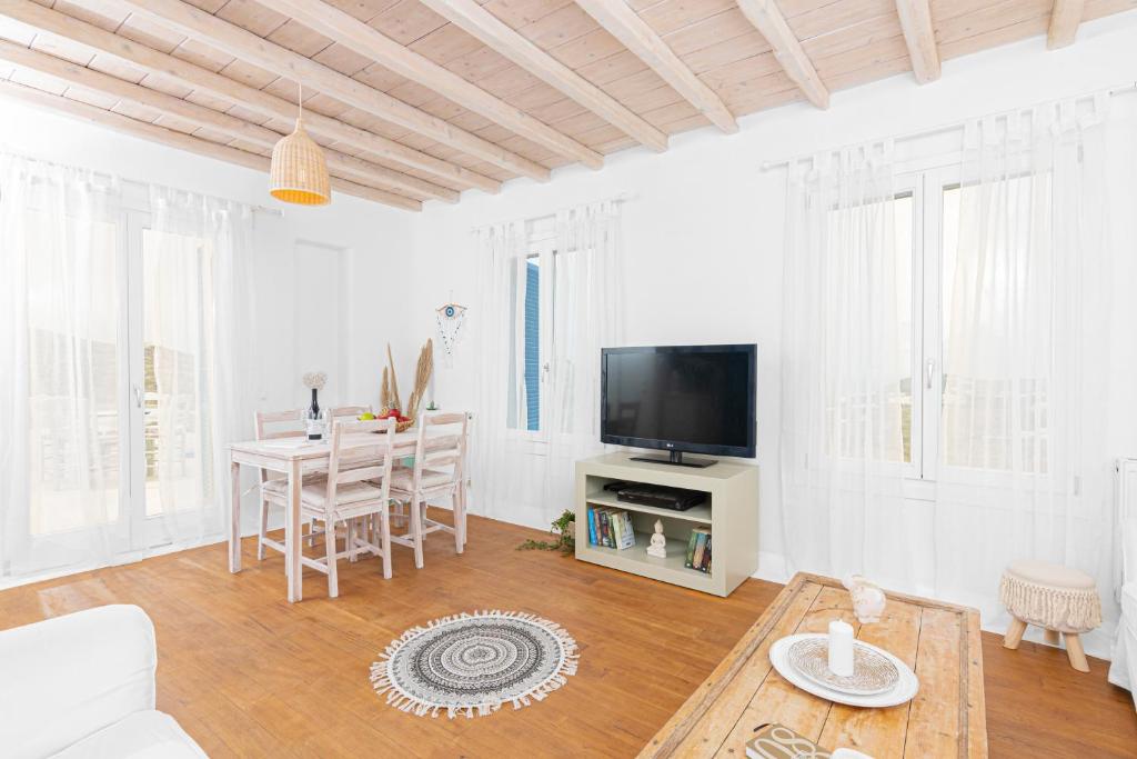 Televízia a/alebo spoločenská miestnosť v ubytovaní Tranquil Villas by Whitelist Mykonos