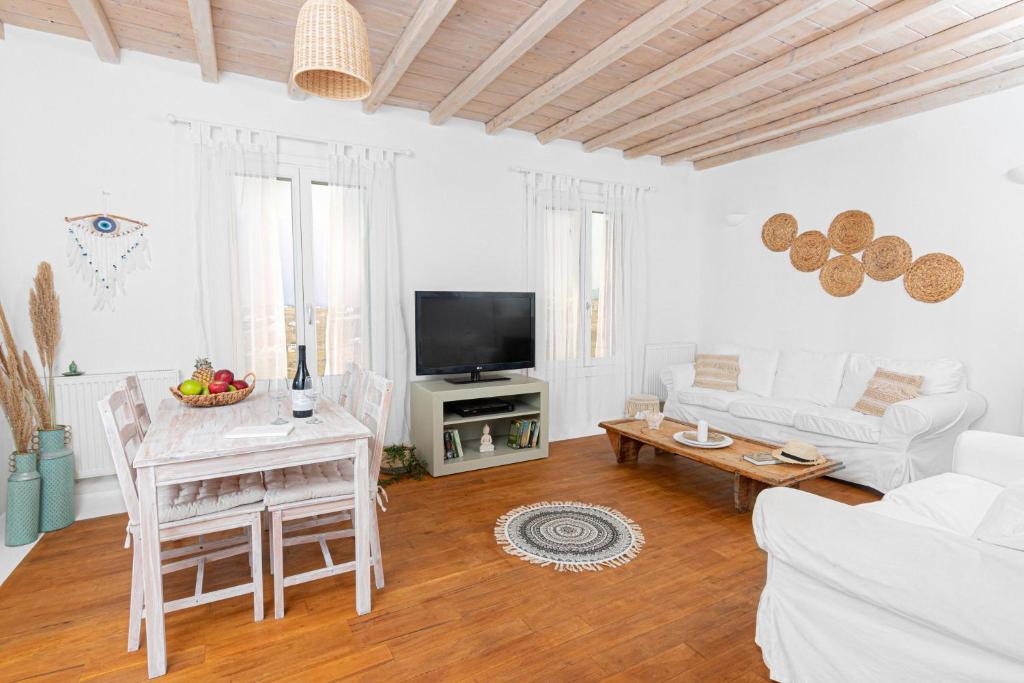 Televízia a/alebo spoločenská miestnosť v ubytovaní Tranquil Villas by Whitelist Mykonos
