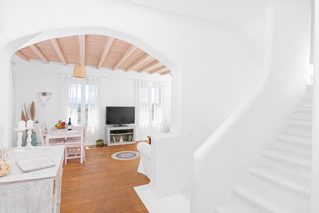 Televízia a/alebo spoločenská miestnosť v ubytovaní Tranquil Villas by Whitelist Mykonos