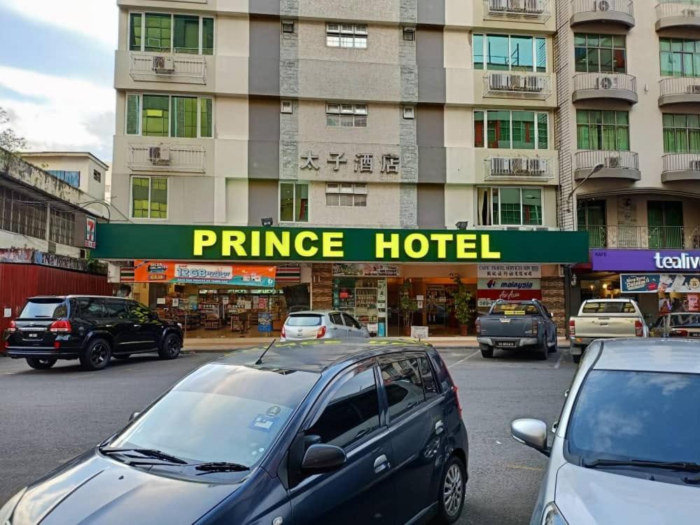 un coche aparcado frente a un hotel príncipe en Prince Hotel, en Tawau