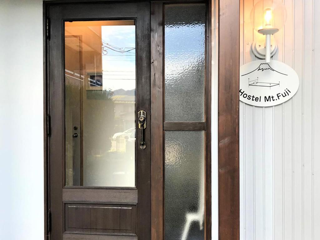 富士吉田市にあるホステルマウントフジ　福屋の目の前に看板の木製ドア