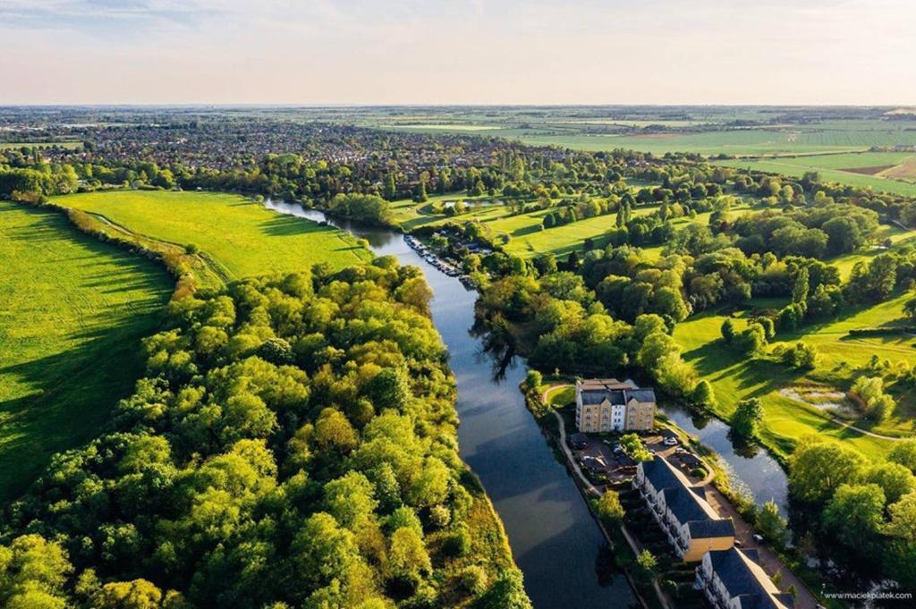 eine Luftansicht auf einen Fluss mit Bäumen in der Unterkunft River Ground Floor Apartment - 70 Skipper Way in Saint Neots