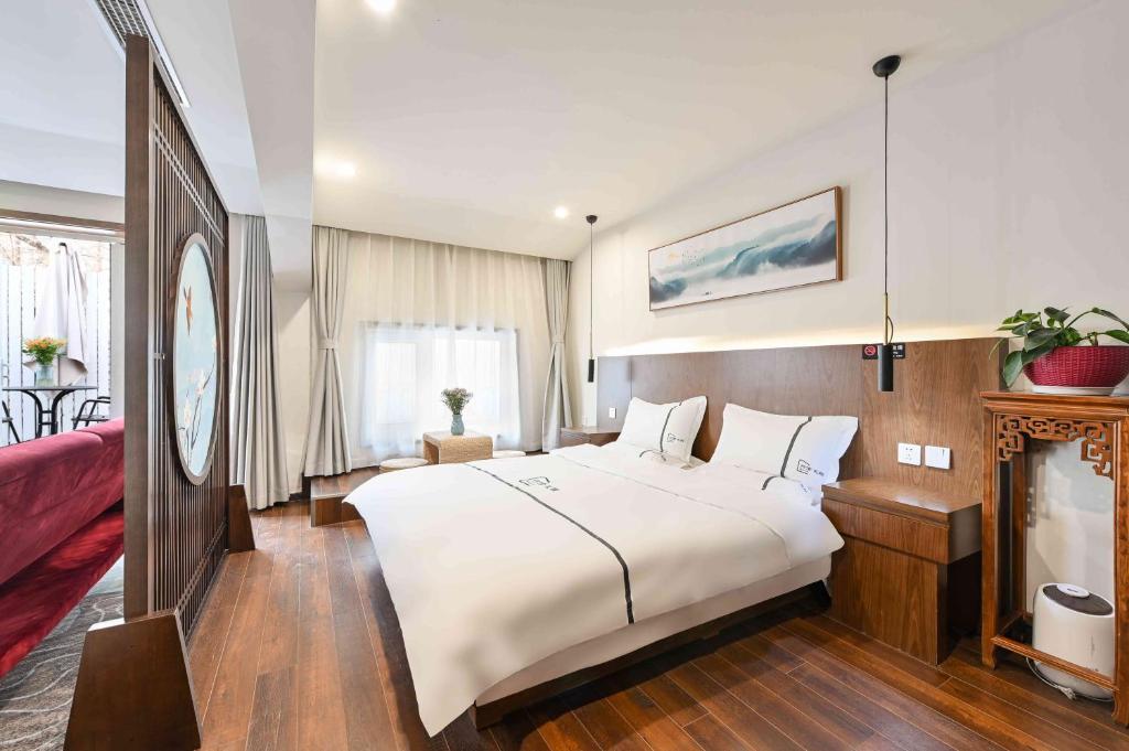 Postel nebo postele na pokoji v ubytování Xingshe Alley Courtyard Hotel Beijing Wangfujing Forbidden City Branch - Breakfast included & English speaking reception & Free WiFi and Laundry room & Hutong Culture & Cat-keeping & Flower-growing Terrace & One day tour service & Free coffee