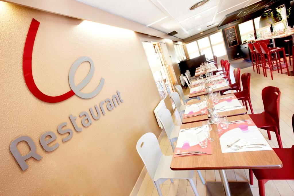 Een restaurant of ander eetgelegenheid bij Campanile Lille Est - Villeneuve D&#39;ascq