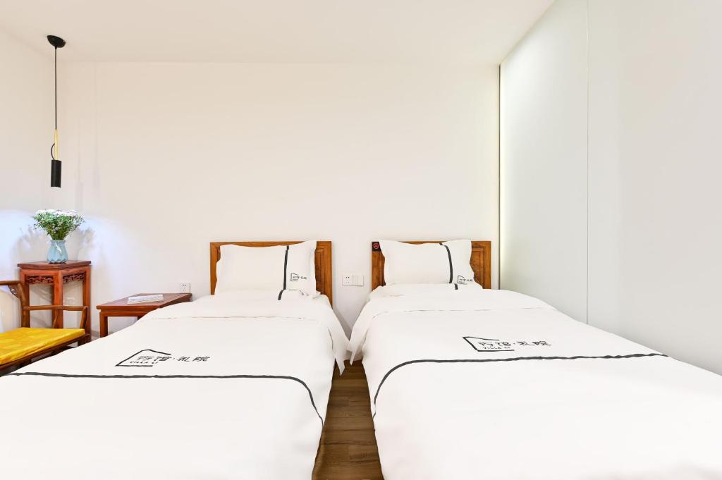 Xingshe Alley Courtyard Hotel Beijing Wangfujing Forbidden City Branch - Dreibettzimmer