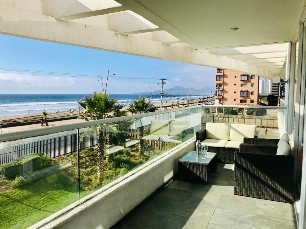 Elle comprend un balcon offrant une vue sur la plage et l'océan. dans l'établissement Descanso frente al mar Neohaus La Serena, à La Serena