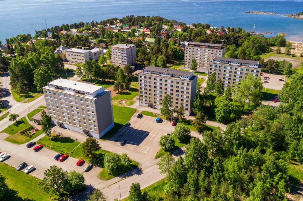 una vista aérea de los edificios de una ciudad en Apartments Borg Dyyni, en Pori