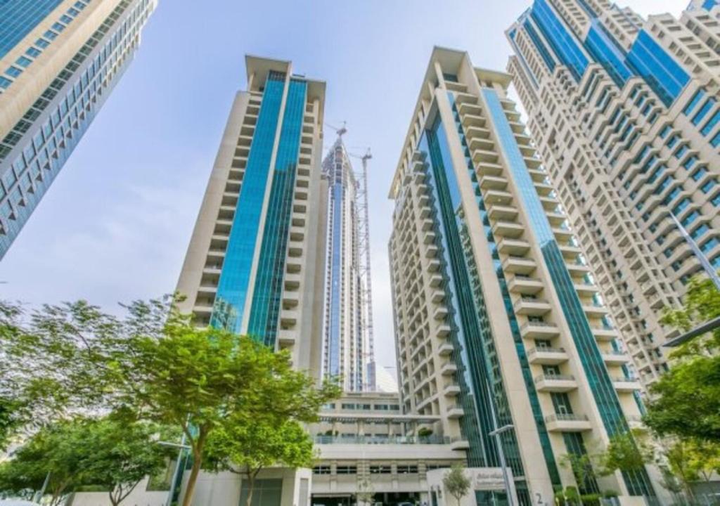 un grupo de edificios altos en una ciudad en Nasma Luxury Stays - Boulevard Central Tower, en Dubái