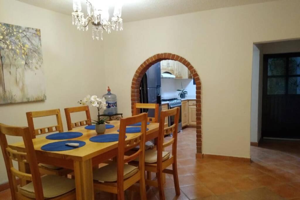 uma sala de jantar com uma mesa de madeira e cadeiras em Lugar de paz y serenidad em Dolores Hidalgo