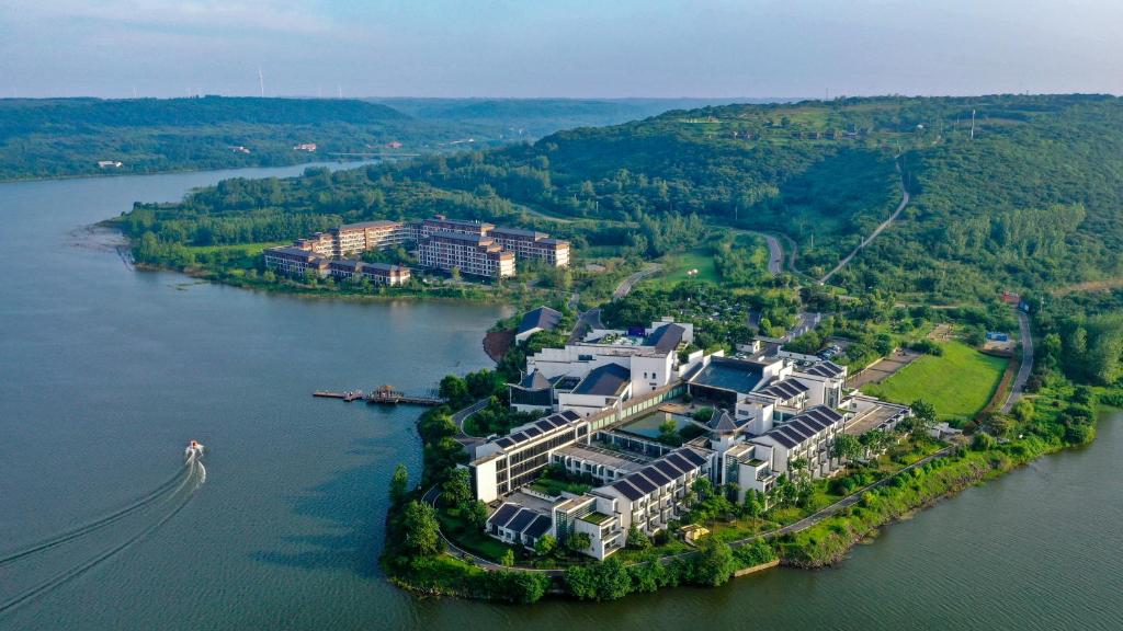 uma vista aérea de uma grande casa numa ilha na água em Jinling Resort Tianquan Lake em Xuyi