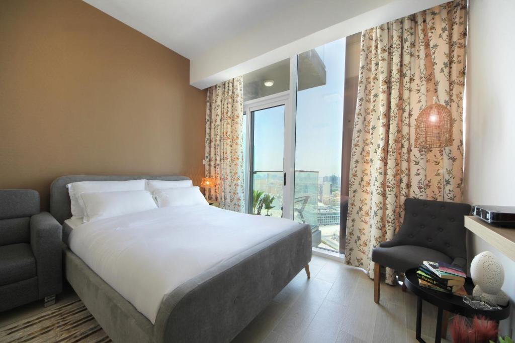 Signature Holiday Homes – Stunning Furnished Studio Apartment in JVC