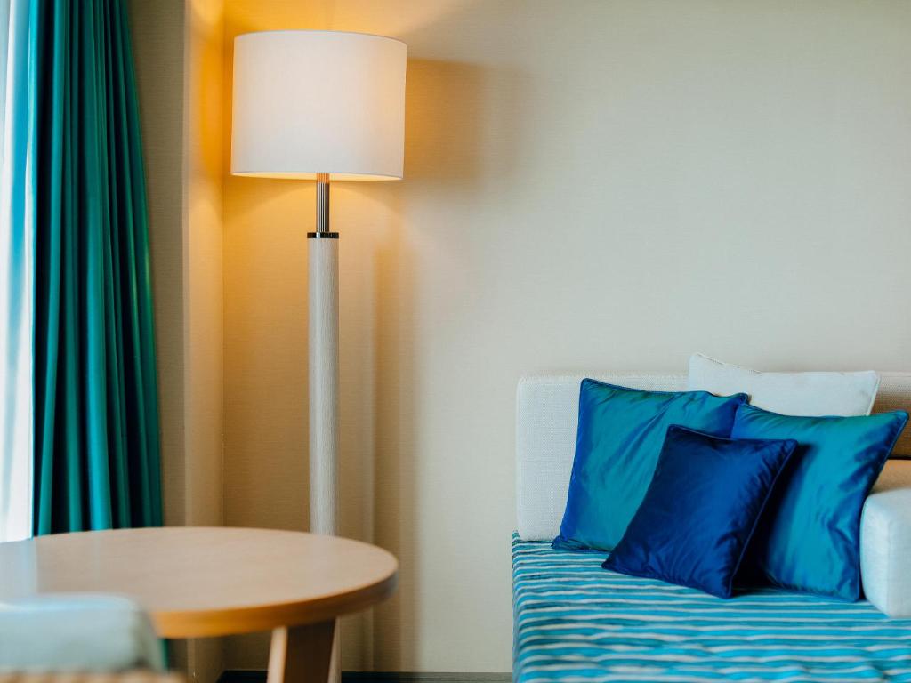 Postel nebo postele na pokoji v ubytování Miyakojima Tokyu Hotel & Resorts