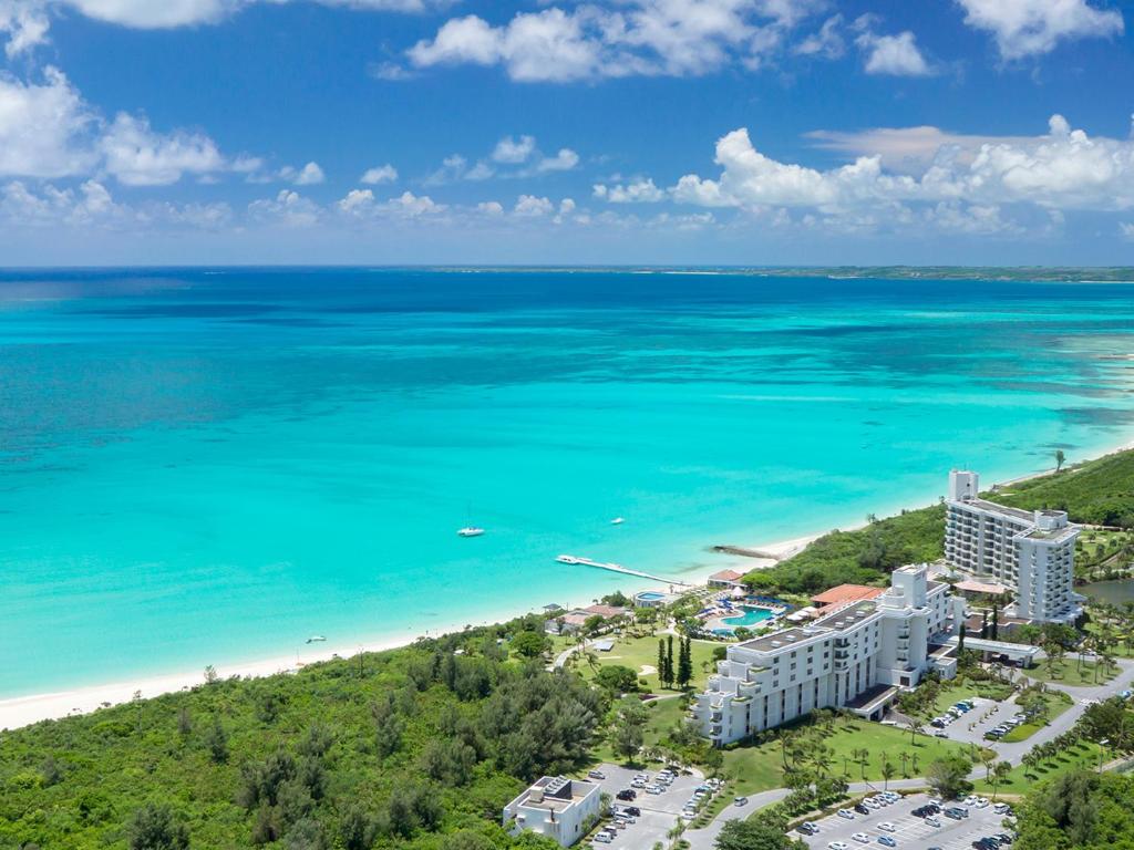 eine Luftansicht auf den Strand und das Meer in der Unterkunft Miyakojima Tokyu Hotel & Resorts in Miyako-jima