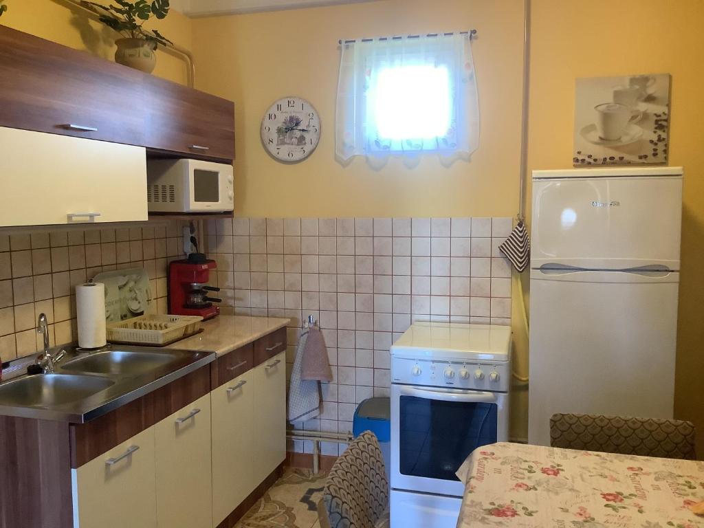 Kuchnia lub aneks kuchenny w obiekcie Rita Apartman