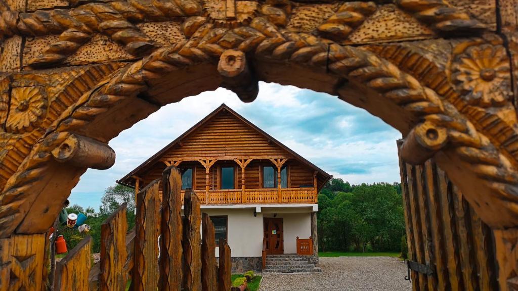 Fereşti的住宿－Acasa in Maramures，前面有木栅栏的房子
