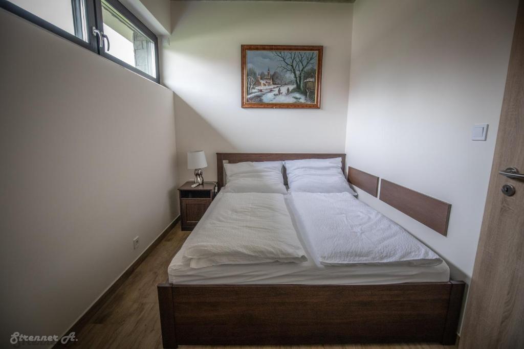 Łóżko lub łóżka w pokoju w obiekcie PIHE apartmanok