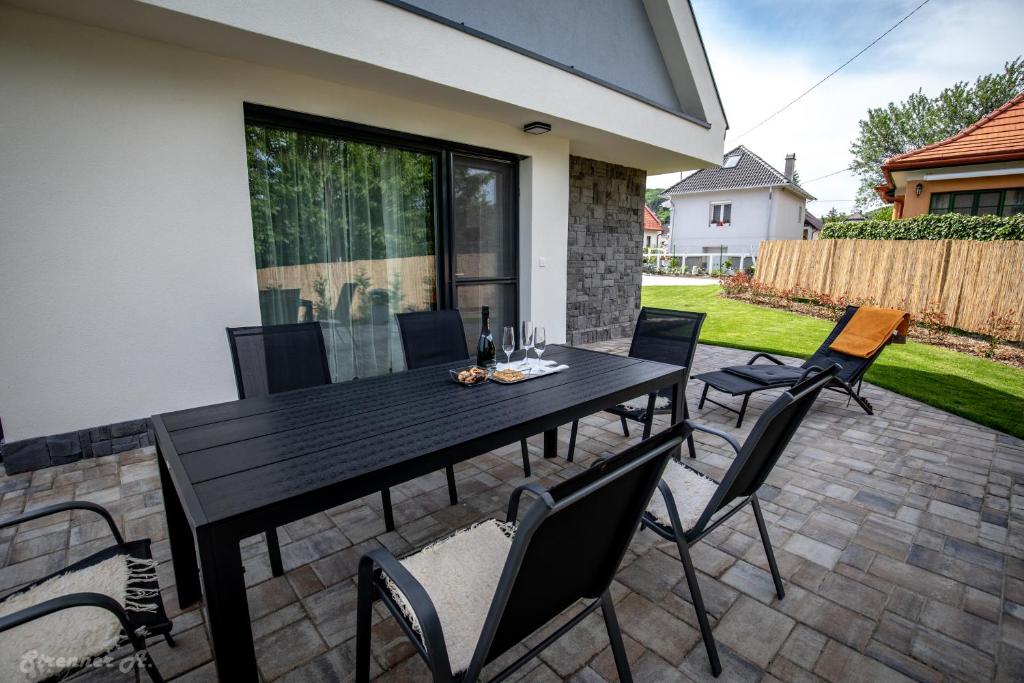 Patio lub wspólna przestrzeń na świeżym powietrzu w obiekcie PIHE apartmanok