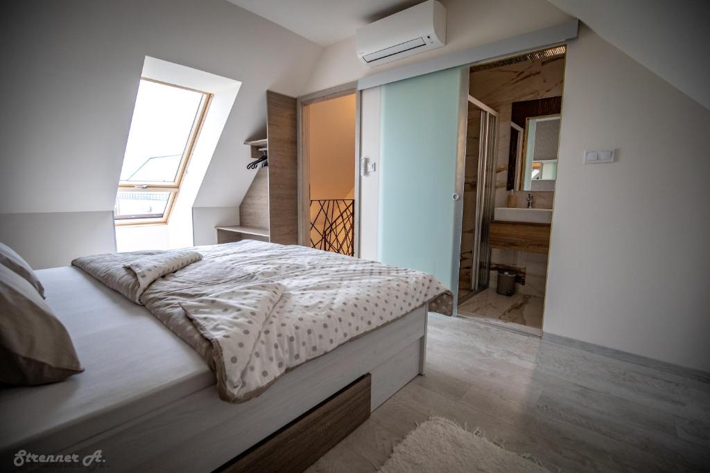 Łóżko lub łóżka w pokoju w obiekcie PIHE apartmanok