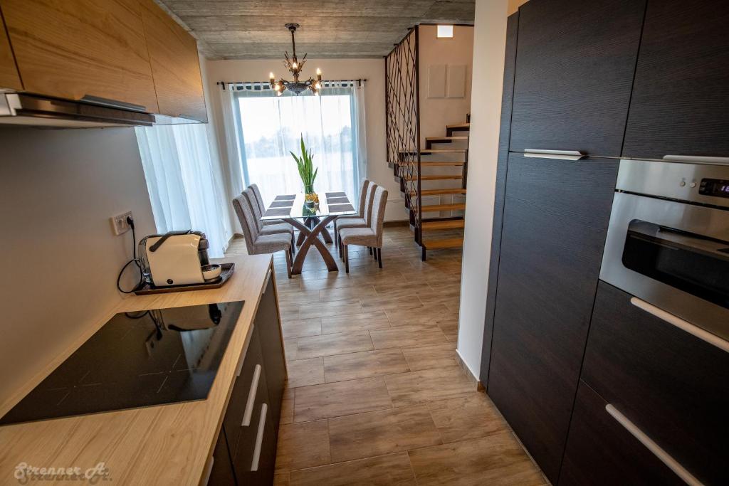 Kuchnia lub aneks kuchenny w obiekcie PIHE apartmanok