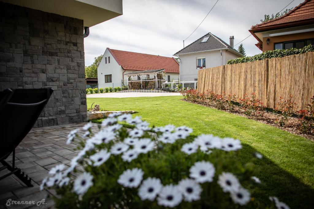 Ogród w obiekcie PIHE apartmanok