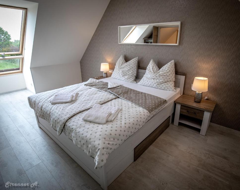 Łóżko lub łóżka w pokoju w obiekcie PIHE apartmanok