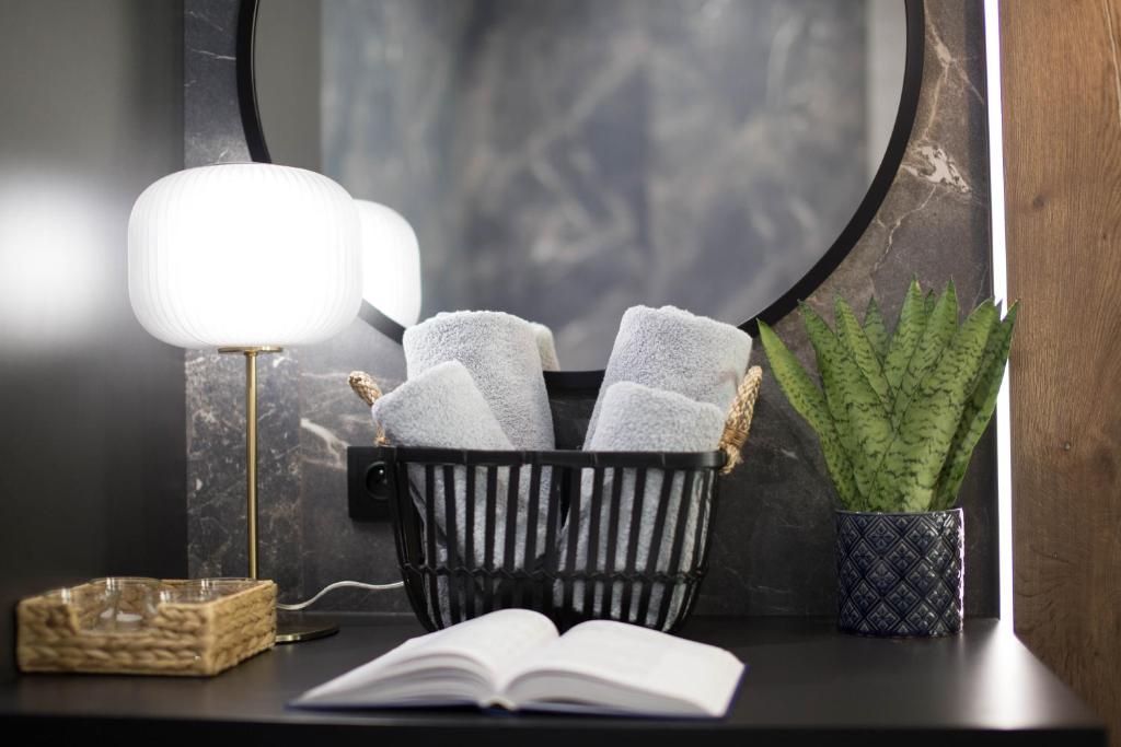 Jacuzzi Apartment Main Square - 13