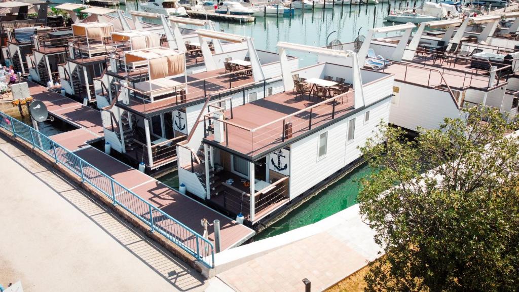 een uitzicht op een boot in een jachthaven bij SH Porto 1 Floating House, Marina Portorož in Portorož