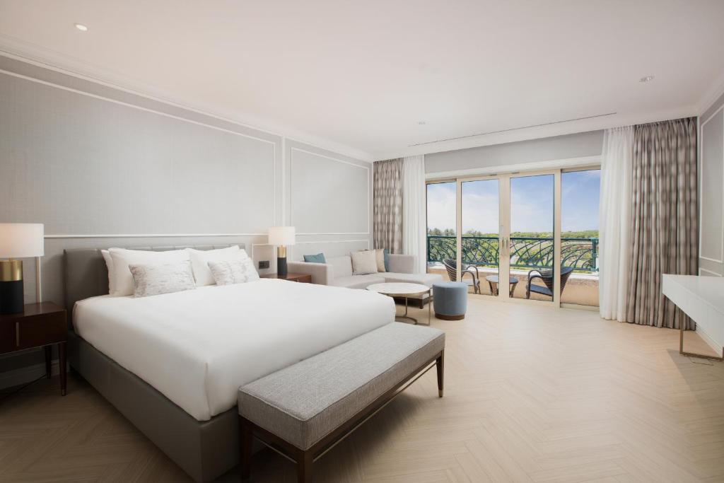 Postel nebo postele na pokoji v ubytování Lotte Hotel Jeju