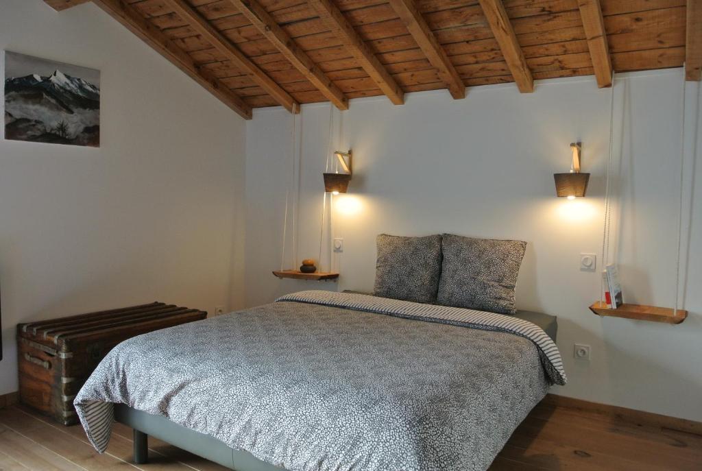 ein Schlafzimmer mit einem Bett und zwei Lampen an der Wand in der Unterkunft La Casa Tara in Prades