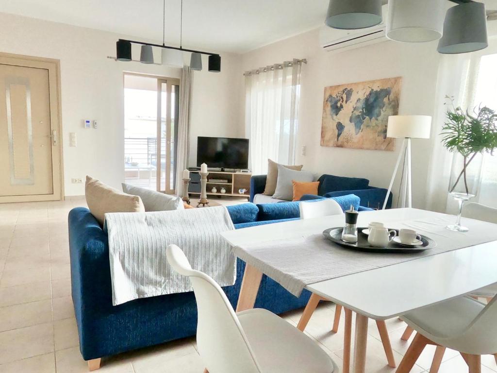 A television and/or entertainment centre at Gianna's Villa Gialova