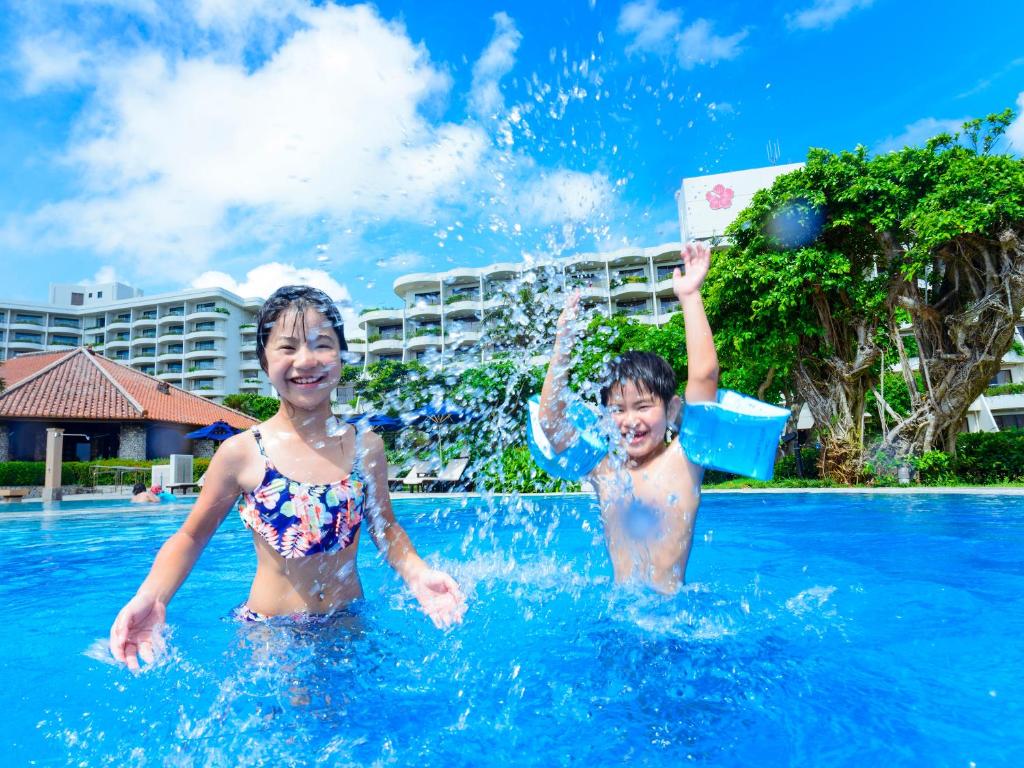 Bazén v ubytování Miyakojima Tokyu Hotel & Resorts nebo v jeho okolí