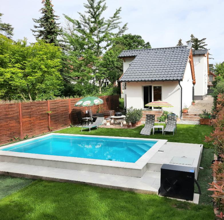 una piscina en el patio de una casa en Frangipani en Siófok