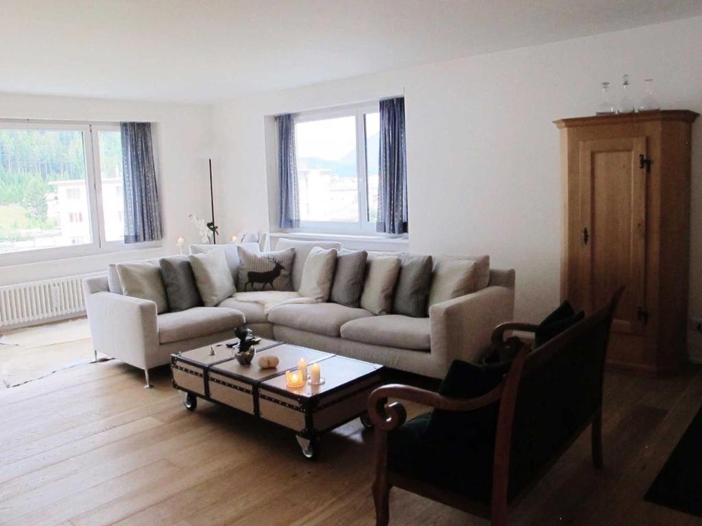 サンモリッツにあるChesa Anemona - 4,5 room appartment in a lovely relaxing atmosphereのリビングルーム(ソファ、コーヒーテーブル付)