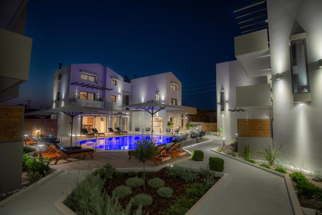 una villa con piscina por la noche en The Victoria Lefkada, en Lefkada