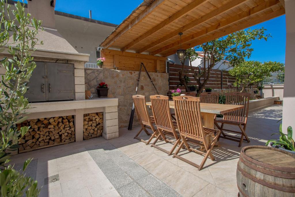 Rõdu või terrass majutusasutuses Guest house Kokolo