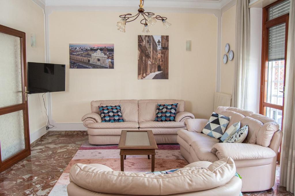 萊切的住宿－Il Giusto bedandbreakfast，客厅配有两张沙发和一台电视机