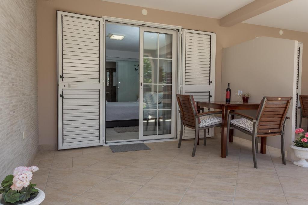 Rõdu või terrass majutusasutuses Guest house Kokolo