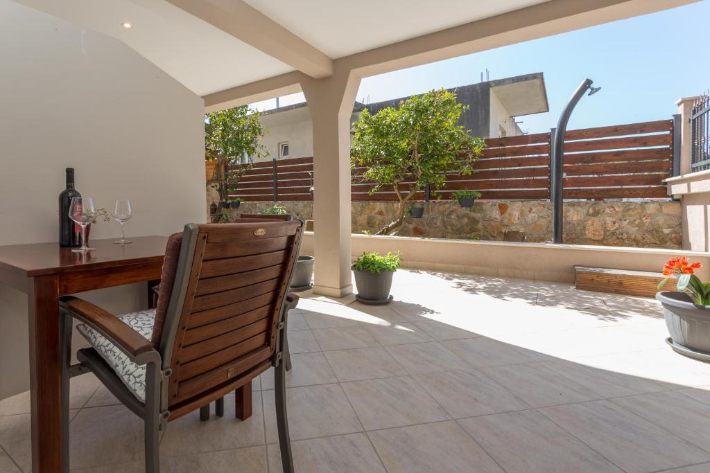 Rõdu või terrass majutusasutuses Guest house Kokolo