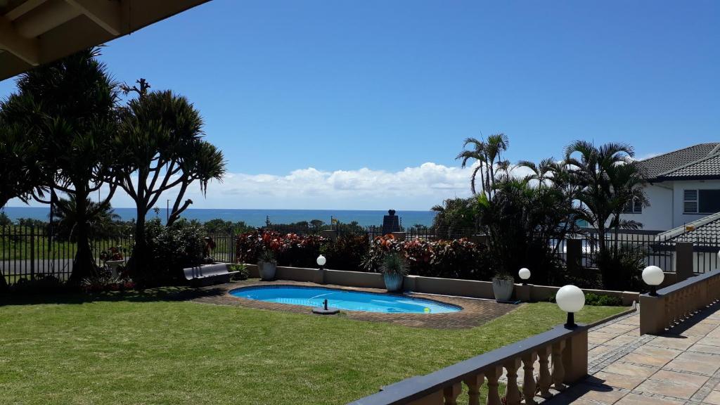 - une vue sur une cour avec une piscine dans l'établissement Uvongo Destiny4u Retreat, à Margate