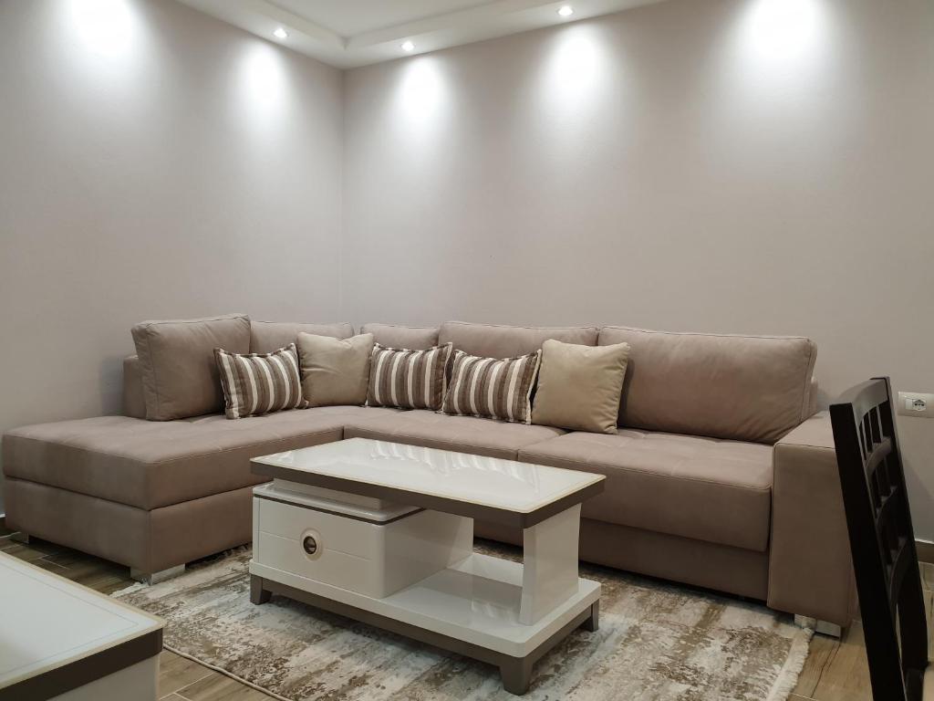 uma sala de estar com um sofá e uma mesa de centro em Vacation Apartment near the lake Apartament afer liqenit em Pogradec