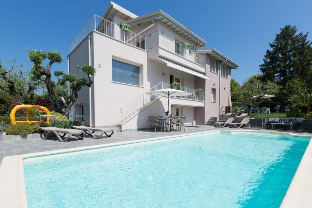 Zdjęcie z galerii obiektu VILLA DANIELA w mieście Moniga
