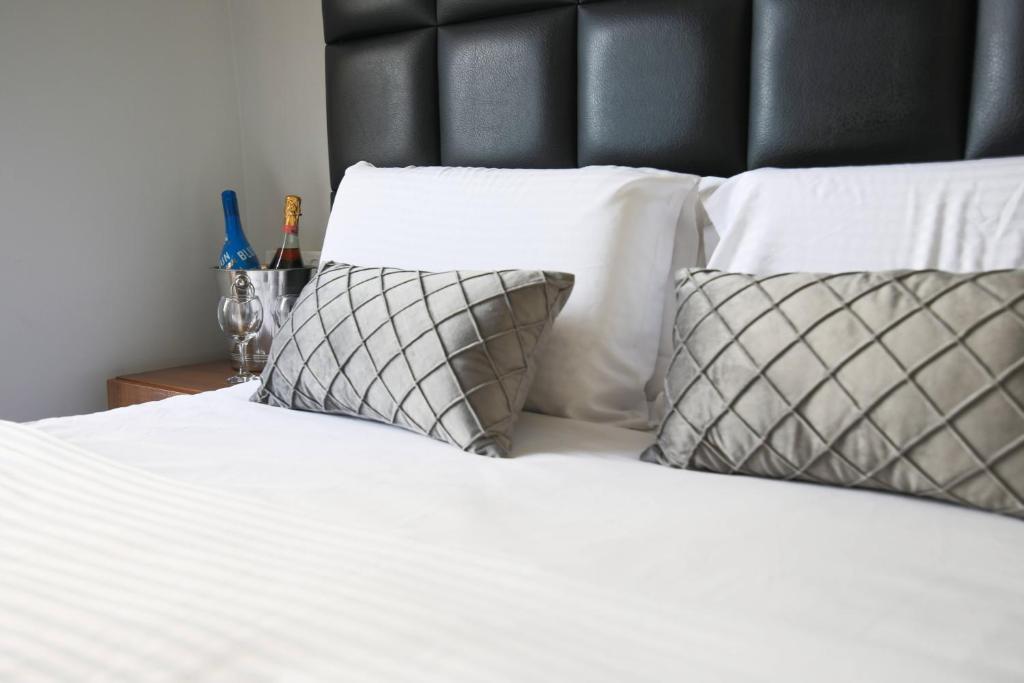 Postel nebo postele na pokoji v ubytování Miami Beach Hotel Tel Aviv